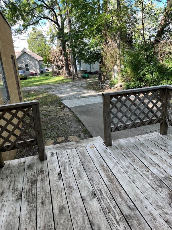 Building Photo - 404 W 1st St