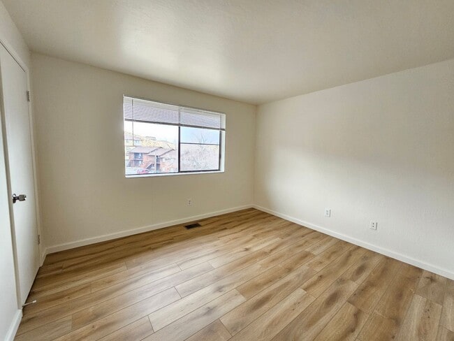 Building Photo - Newly Renovated Townhome Close To UNR - Central Air