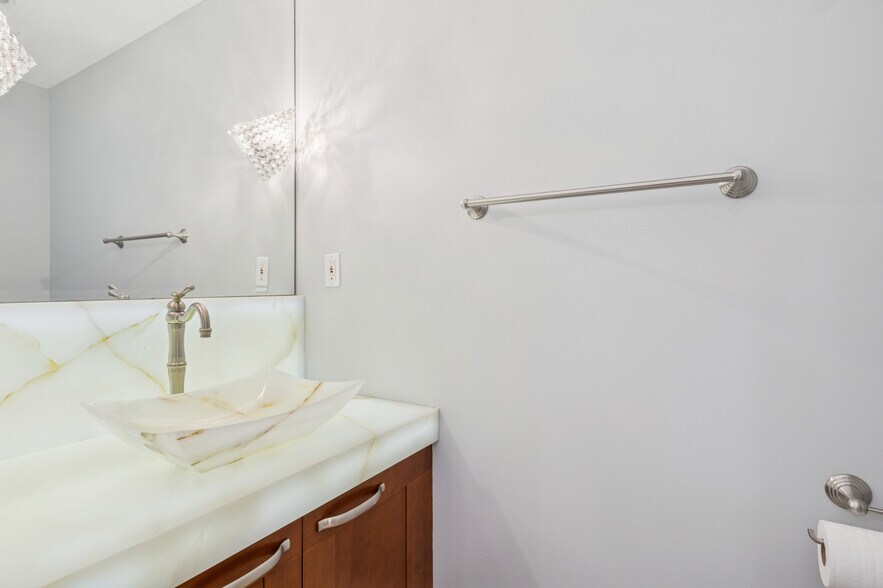 Building Photo - 5047 Scholarship