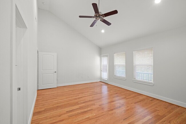 Building Photo - 206 Burr St