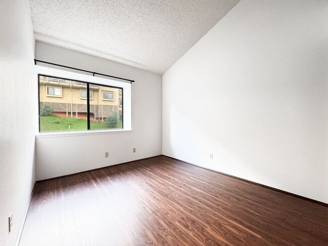 Building Photo - Recently Refreshed Kaneohe Townhouse