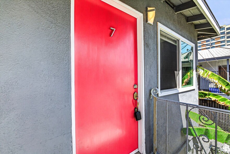 Building Photo - 539 E 11th St