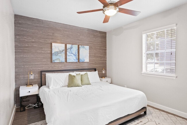 Building Photo - 2215 Town Lake Cir