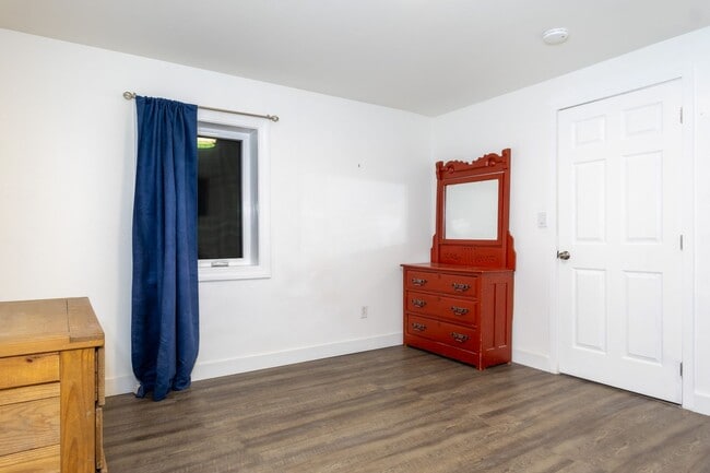 Building Photo - Beautiful 2 Bedroom, 1 Bath, 3 Car Garage Home with 5 Acres off CHSPR