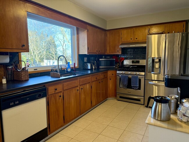 Building Photo - 12 Holiday Dr