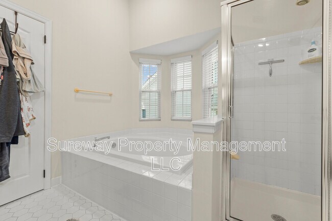 Building Photo - 221 Lookout Pl