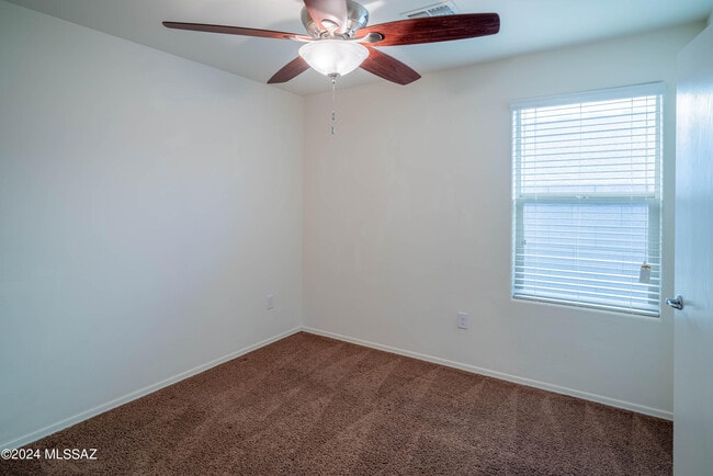 Building Photo - 2011 W Mountain Pointe Dr
