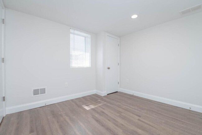 Building Photo - 806 Benninghaus Rd