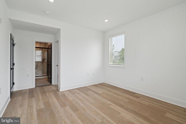 Building Photo - 1419 W Grange Ave