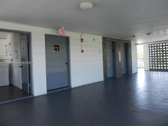 Building Photo - 950 Hillcrest Dr