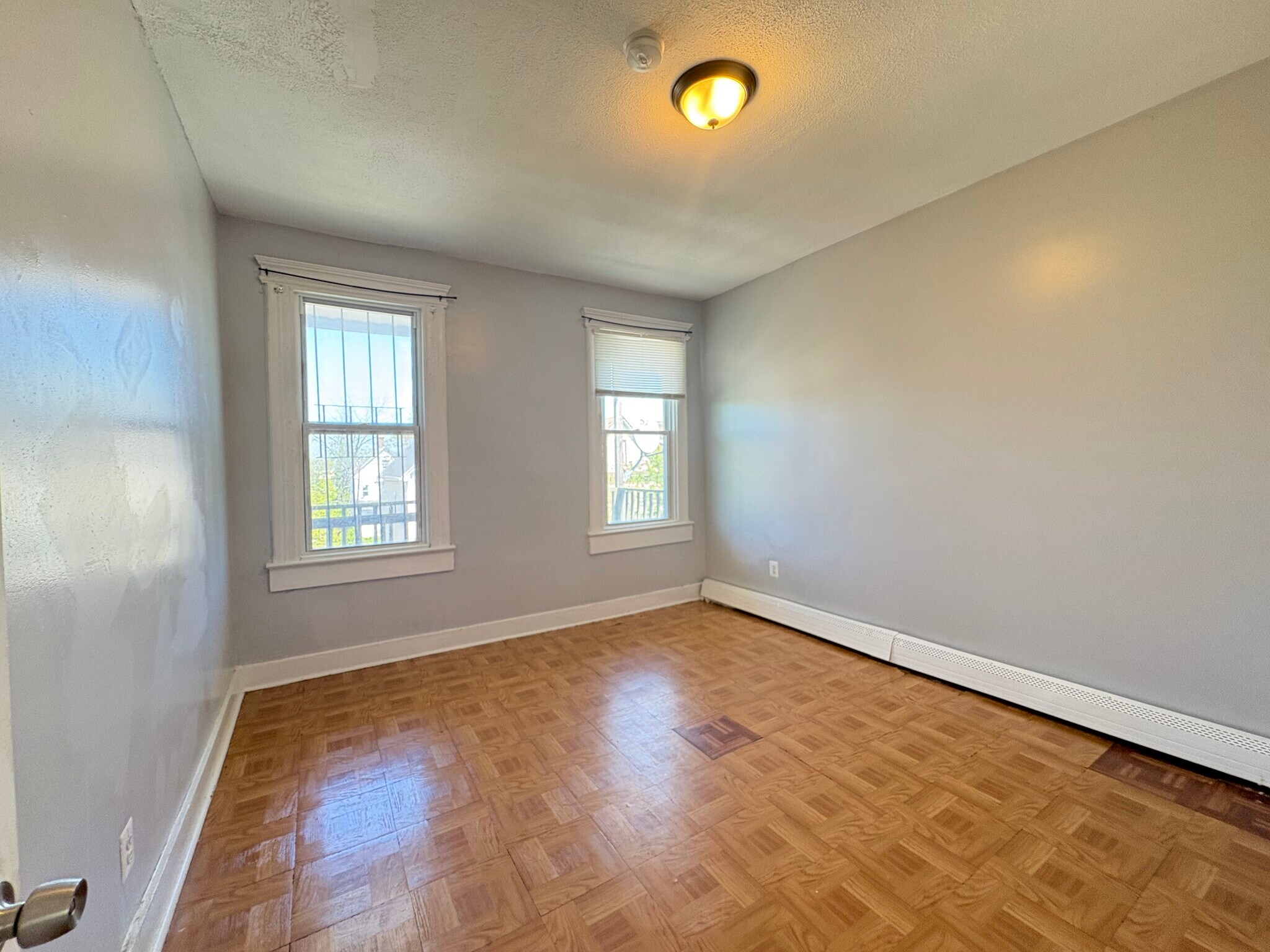 Building Photo - 637 S Park St