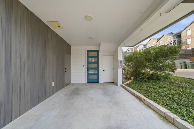 Building Photo - Spacious 3-Bed, 3-Bath Condo with Scenic Views in Vibrant Austin!