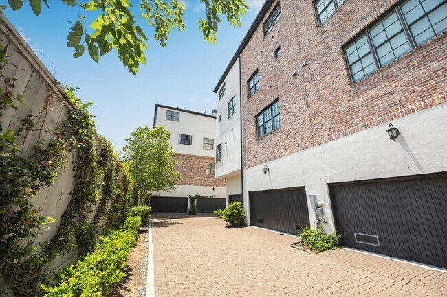 Building Photo - 3850 Glen Arbor Dr