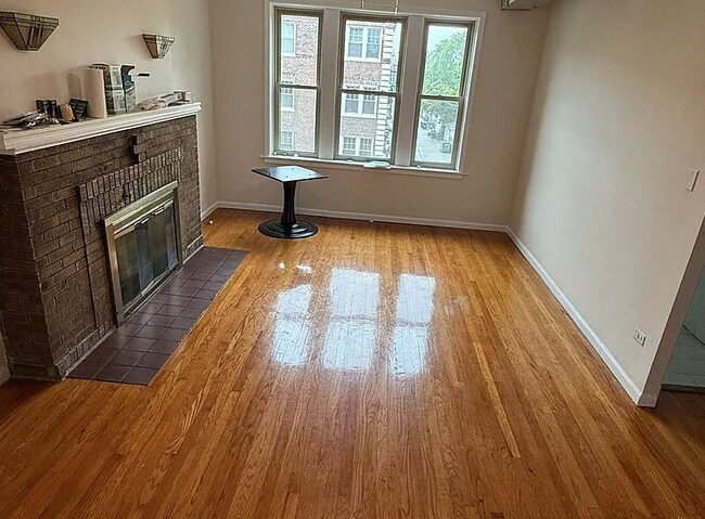 Building Photo - Spacious 3BR Apartment in Oak Park – 1,300...