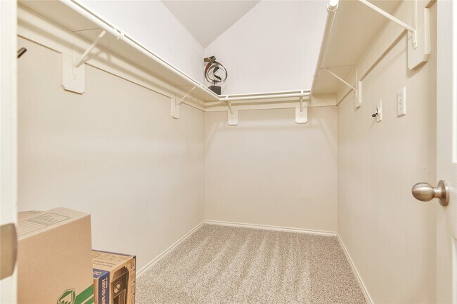 Building Photo - 16518 Strathmore Manor Ln