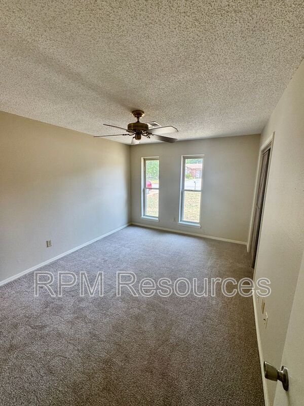 Building Photo - 405 Meadow Lake Dr