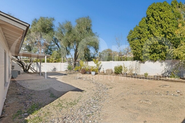 Building Photo - 9300 E Kalil Dr