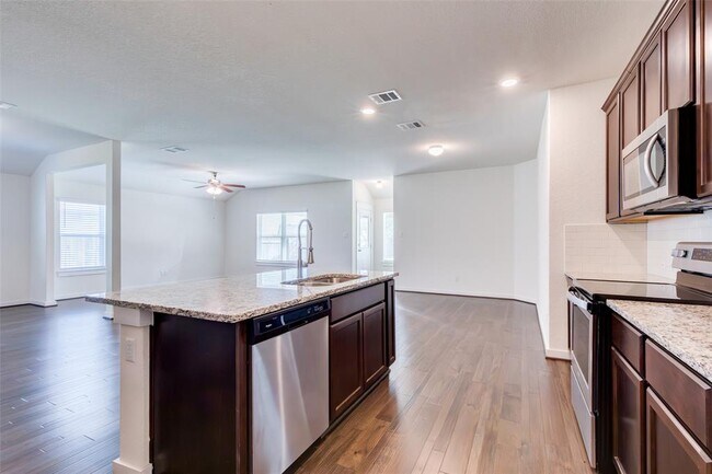 Building Photo - 741 Carol Dr