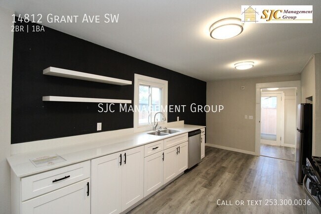 Building Photo - Two bed one bath single family home for re...