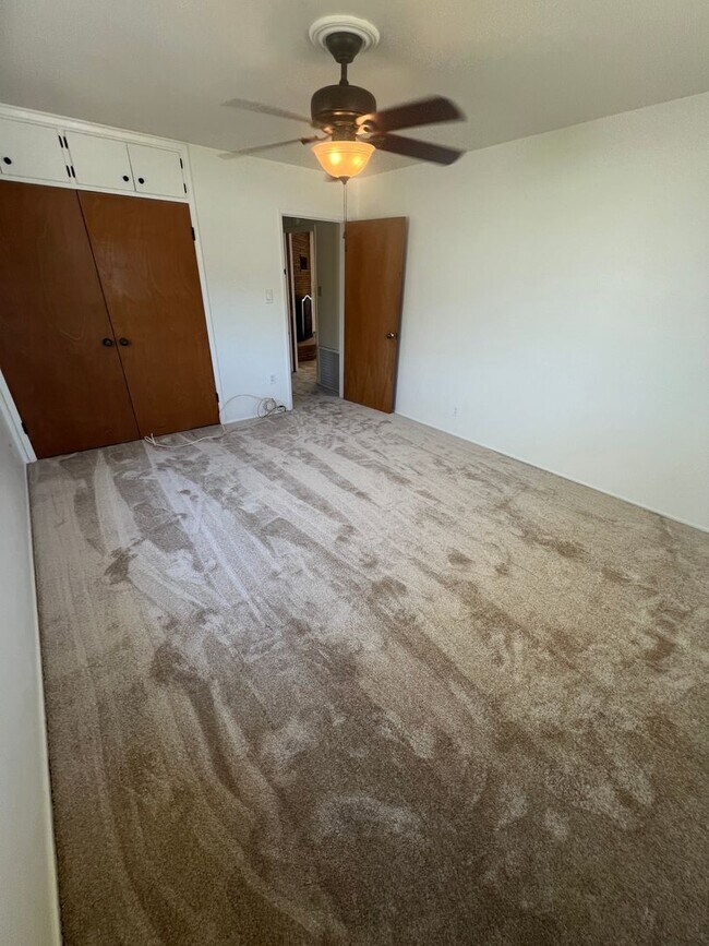 Building Photo - 1950's Ranch Style 2+2 with den/office Hom...