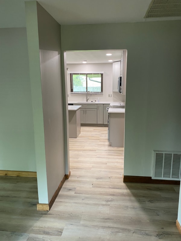 Building Photo - 2302 Lakeview Dr