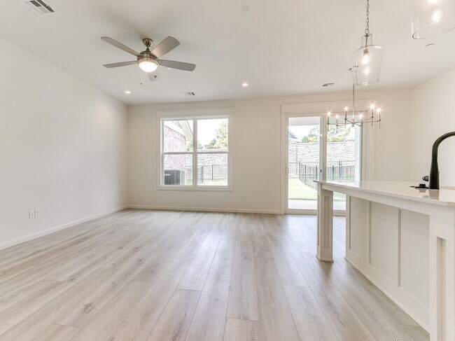 Building Photo - Luxury, Zero Maintenance Living Edmond Townhome