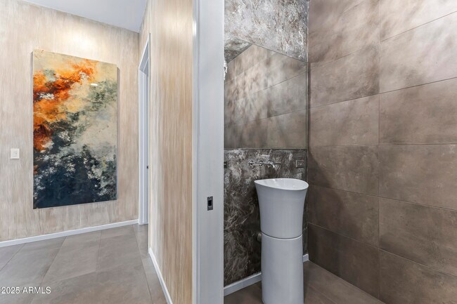 Building Photo - 7180 E Kierland Blvd