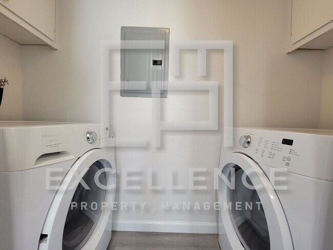 Building Photo - 3/2.5 Townhouse with 2 Car Garage,