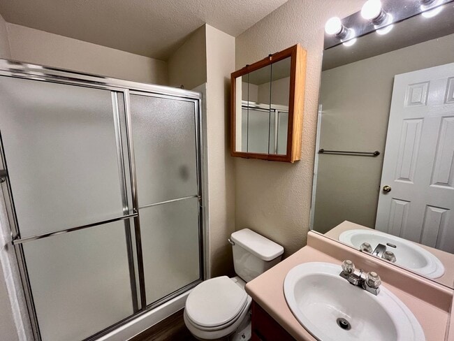 Building Photo - Charming 3 Bedroom Townhome w/ Basement