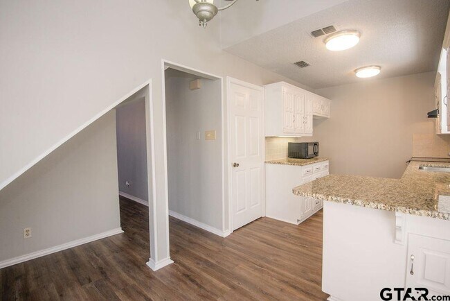 Building Photo - 5823 Hollytree Dr