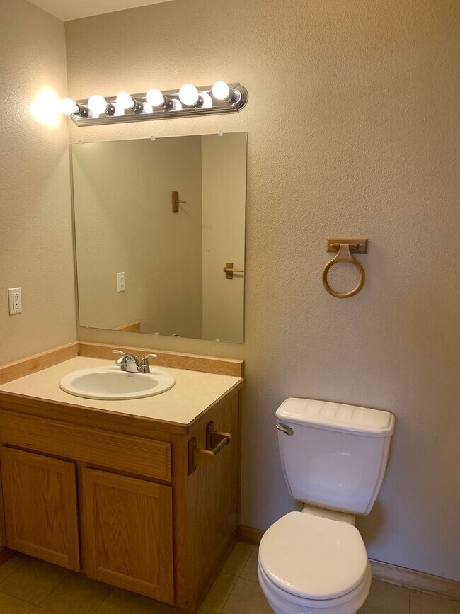 Building Photo - 404 River Ave