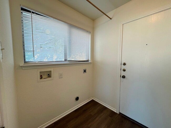 Building Photo - 2013 Rim Rock Dr