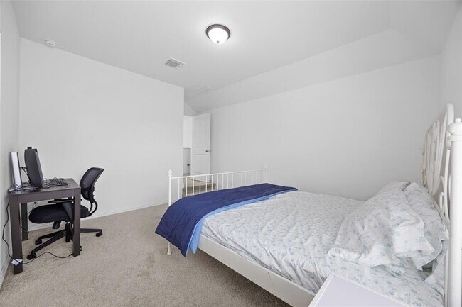 Building Photo - 303 Eagle Ford Dr