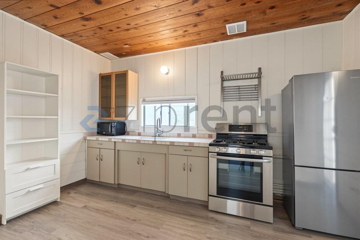 Building Photo - Unit C