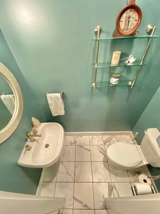 Building Photo - 3 Bedroom Home South Burlington Available ...