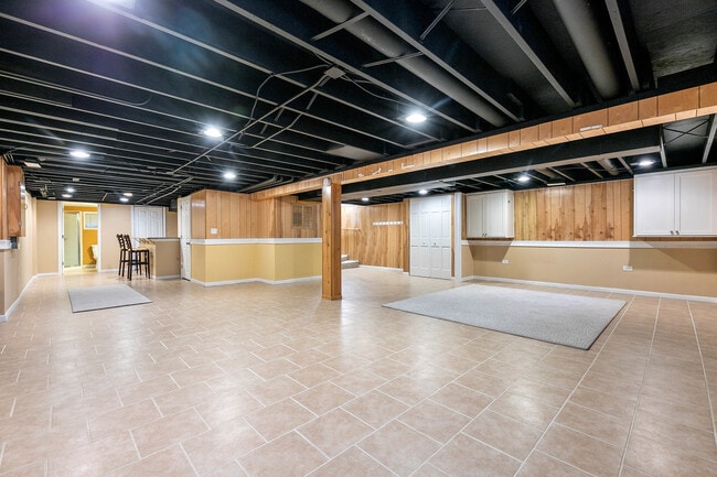 Building Photo - 5S681 Heather Ct