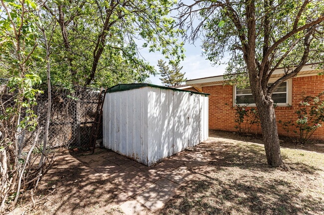 Building Photo - Remodeled throughout, 3/2/1