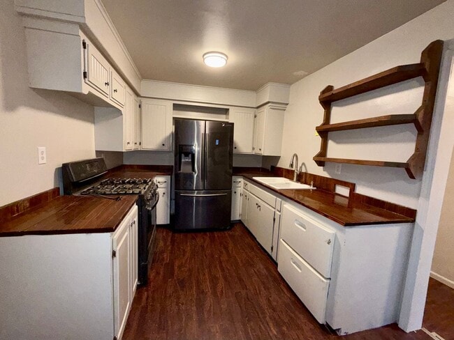 Building Photo - Freshly Painted 4 Bedroom Bungalow/ Vouche...