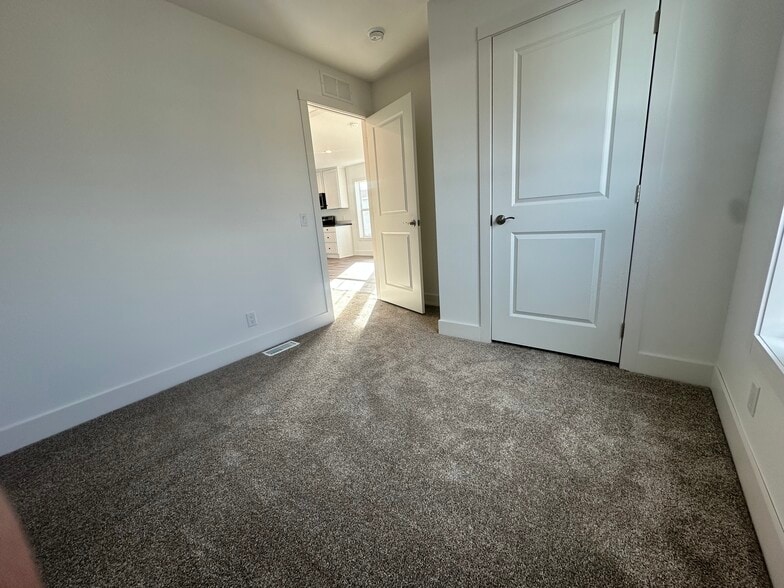 Building Photo - 29 Cavalier St N