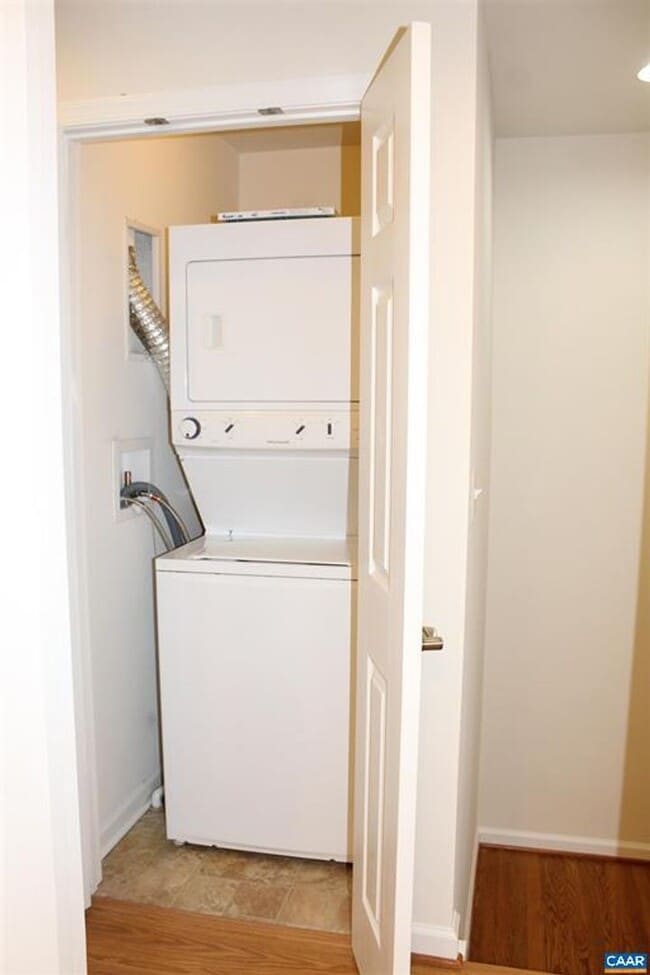 Building Photo - Two story townhouse w/ 3 bedrooms,2.5 baths
