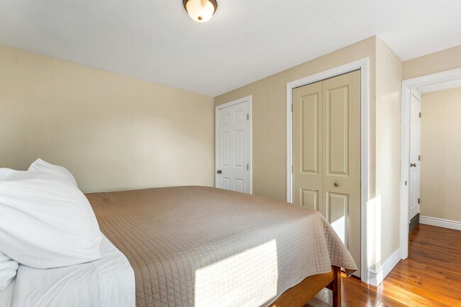 Building Photo - 172 Center St