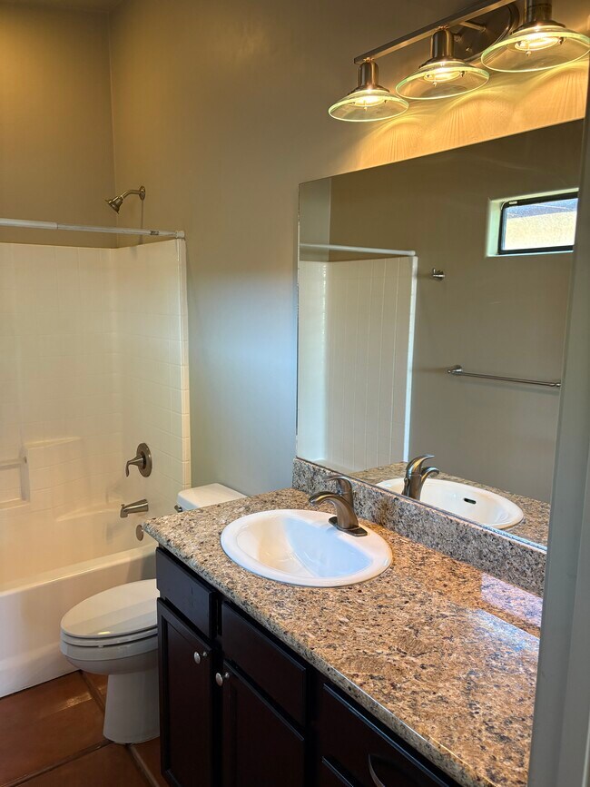 Building Photo - 1014 E Linden St