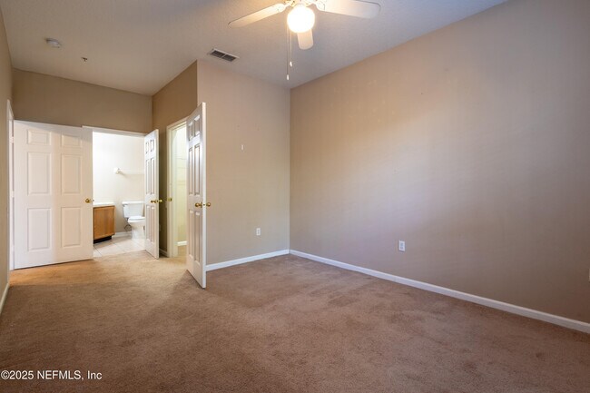 Building Photo - 10550 Baymeadows Rd