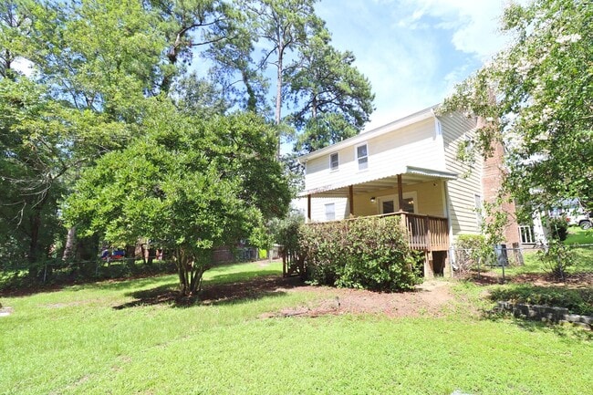 Building Photo - Charming Columbia Home Minutes to Fort Jackson! Available March 2026!