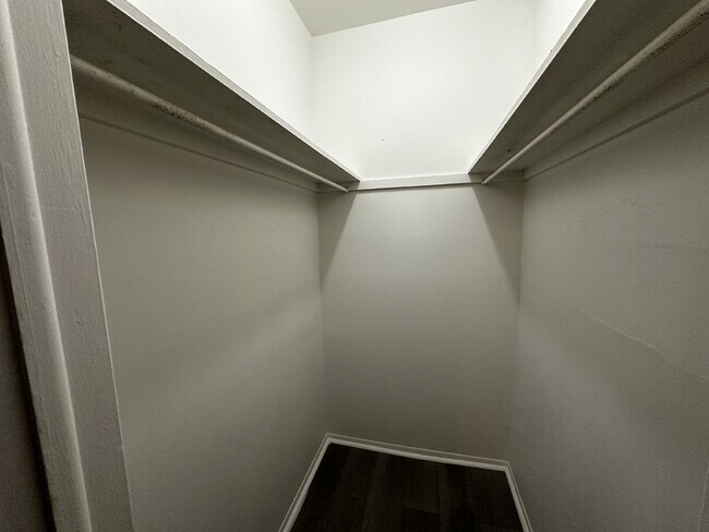 Building Photo - "Charming 1-Bedroom Retreat in Denver's Heart - Perfect Blend of Comfort & Convenience!