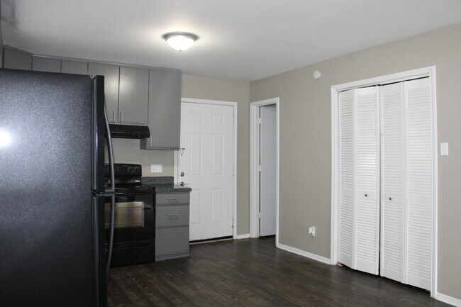Building Photo - 526 Glen Cove St