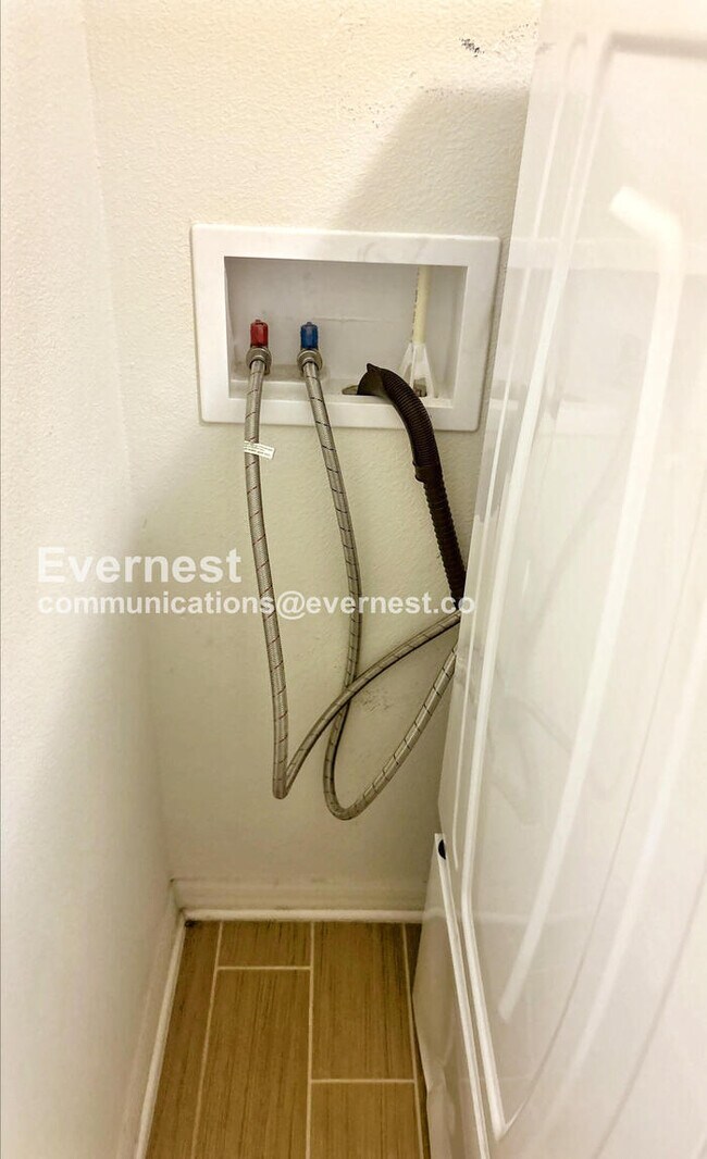 Building Photo - SPECIAL PROMOTION / Modern 4-Bedroom Home with Attached Garage / Pet-Friendly / Vouchers Accepted...