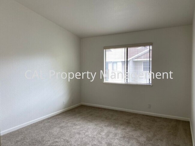 Building Photo - 2 bedroom 2 bathroom condo on North Salina...