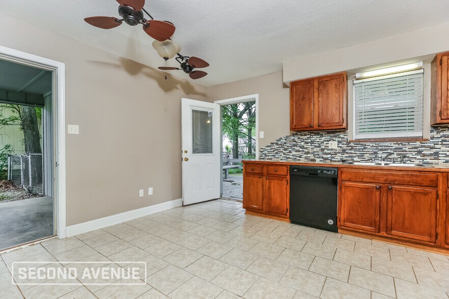 Building Photo - 2204 Carywood Dr