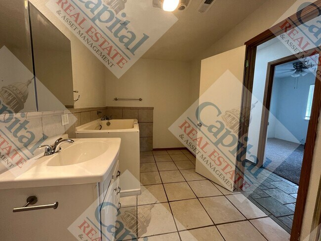 Building Photo - Spacious 3 Bedroom W/ Bonus Room